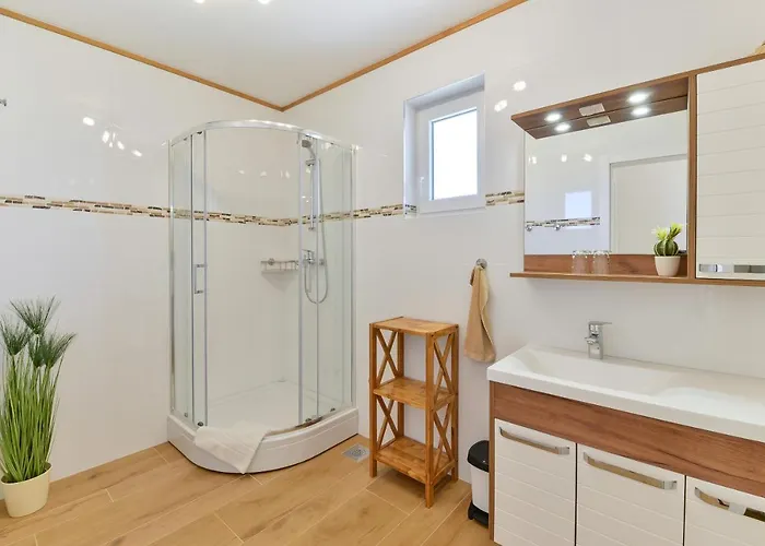Willa Beachfront Reiterer V1 With Jacuzzi 30 Meters From The - Crowonder Luxury Rent *