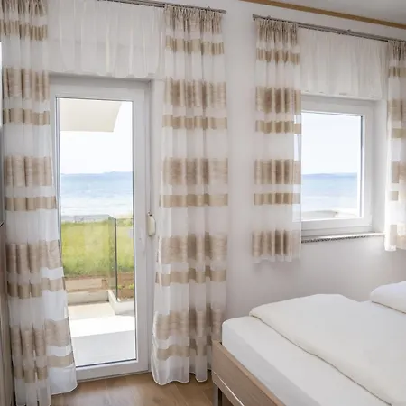 Beachfront Reiterer V1 With Jacuzzi 30 Meters From The - Crowonder Luxury Rent